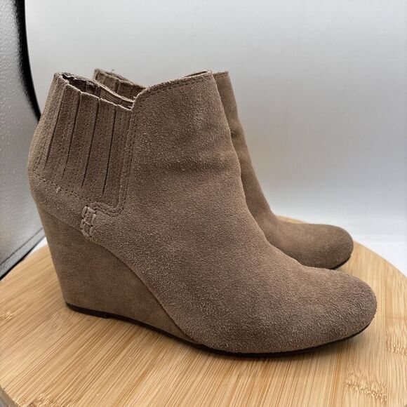 Dolce Vita Shoes - Dolce Vita Gwynn Women’s Taupe Suede Ankle Wedge Bootie Size 8.5